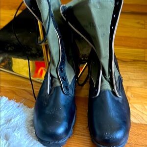 Hi-Pals combo style Black and Green Lace-Up Boots. Don’t make a rugged boot like